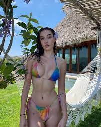 Olivia O'Brien looks sizzling in her latest swimsuit, check out photos –  ThePrint – ANIFeed
