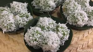 Klepon sendiri diketahui merupakan salah satu bentuk olahan kue tradisional asli indonesia yang terbuat dari tepung beras. Resep Klepon Isi Gula Merah Camilan Lezat Untuk Keluarga