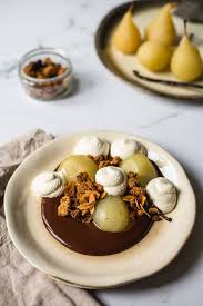 Poires Pochees Ganache Chocolat Et Crumble Amande Stella S Stories Crumble Amande Poires Pochees Alimentation