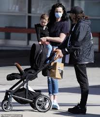 Krysten alyce ritter is an american actress, musician, author, and model. Krysten Ritter Sports T Shirt And Jeans To Take Son Bruce On Rare Outing With Beau Adam Granofsky Aktuelle Boulevard Nachrichten Und Fotogalerien Zu Stars Sternchen