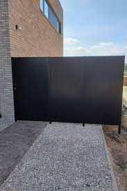 Sichtschutzwand Aus Aluminium In Ral 9005 Mit Tor Sichtschutzwande Gartenturen Toranlagen