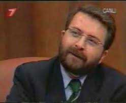 Tümer doğru'nun deneyimli sunumuyla ekrana gelen kanal 7 haber saati, haber merkezinin güçlü ekibi tarafından hazırlanırken. Kanal 7 Ahmet Hakan 25 02 1999 7 16 Youtube