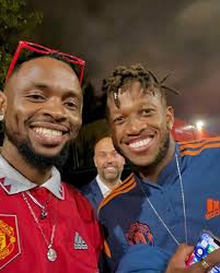 Msanii wa Bongo Fleva Ommy Dimpoz akiwa katika picha na wachezaji wa Man  United baada ya ushindi wa jana dhidi ya Liverpool.