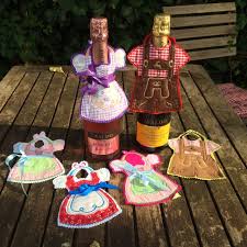 Dirndl Lederhosen Als Flaschendekoration Mitbringsel Oder Auch Applikation Nicht Nur Zum Oktoberfest Genug Plat Flaschen Dekoration Oktoberfest Partydeko