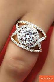 Bague De Mariage A One Of A Kind Future Bride Deserves A Gorgeous And Unique Engagement Ring Thi Beaux Bijoux Bague Fiancaille Bague De Fiancailles Tendance