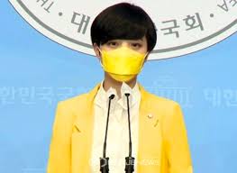 인사이트 김남하 기자 = 정의당 비례대표 후보 1번 류호정 후보가 과거 게임방송 bj로 활동하던 당시 욕설 등의 거친 표현을 하는 영상이 공개됐다. ë¥˜í˜¸ì • ë©´ì§ ë¬¸ì œ ì¶©ë¶„í•œ í˜'ì˜ ëª»í•œ ì  ì‚¬ê³¼ ì •ì¹˜ ì •ì¹˜ ê¸°ì‚¬ë³¸ë¬¸ êµ­ì œë‰´ìŠ¤