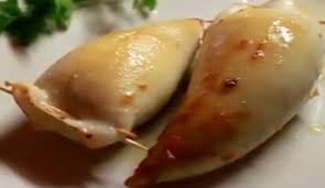 I calamari imbottiti sono una delle ricette di mare che preferisco perché è una ricetta fresca e dal sapore delicato. Calamari Al Forno Il Trucco Del Morbido Ripieno La Ricetta Ottima Per Natale