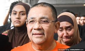 Tan sri mohd isa samad was today, tuesday, june 16th, acquitted and discharged of one criminal breach of trust (cbt) charge. Isa Samad Berbaju Lokap Bergari Di Bawa Ke Mahkamah Putrajaya