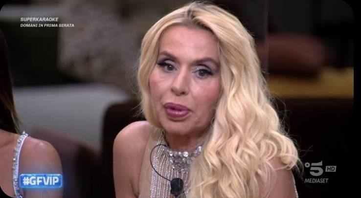 Al Grande Fratello Vip è Valeria Marini show: la "smania di primeggiare" in tutto anche se prova a negarlo