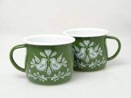 Kubek emaliowany szwendam się idealny na leśne wycieczki, górskie trekkingi, a także do użytku domowego. Kubek Emaliowany Folk Zielony Emalia Mart Kubki Emaliowane