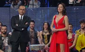 Décolleté e lato b esplosi: Anna Tatangelo Vestito Rosso Con Scollatura Foto