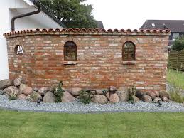 Ruinenmauer Aus Alten Backsteinen Ruinenmauer Sichtschutzwand Garten Gartenmauern
