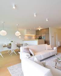 Zonnige living met grote ramen die toegang verschaffen tot het terras met zicht op het meer. Luxe Appartement La Reserve Knokke Casa Nova Vastgoedstyling