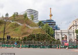 Jun 22, 2021 · the marble arch mound, which dwarfs the famous 1827 john nash structure next to it, is at the centre of a £150million revamp of the oxford street area as britain emerges from the pandemic. Marble Arch Mound Is Made Free For Visitors As Council Chiefs Drop 8 Entrance Charge Daily Mail Online