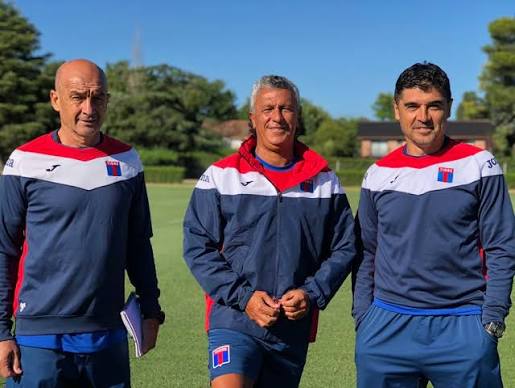 TIGRE #EntrenamientoMatador 📌 Pipo Gorosito y sus ayudantes de campo Jorge Borelli y Gustavo Zapata! 💪👍⚽️ #VamosTigre!! 🔵🔴🔵🐯