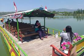 Karena itulah surabaya kerap dijadikan destinasi wisata oleh para wisatawan. Perahu Tradisional Hidupkan Kembali Objek Wisata Rawa Jombor Klaten Mycity Co Id