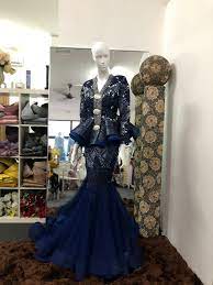 With a slight blush appearing on her cheeks, she exudes an air of fragile innocence. Romantika Weddings Koleksi Busana Pengantin