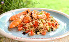 Insalata D Orzo Con Gamberi Pomodorini E Rucola Ricetta Estiva Ricette Ricette Estive Insalate