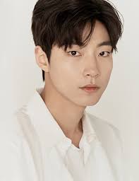Hwang in yeop adalah aktor rookie di bawah agensi keyeast entertainment. Hwang In Yeop Asianwiki