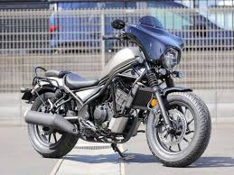 The rebel's classic cruiser styling and chrome highlights give it the appearance of a much larger bike. Honda Rebel Cruisers Get Mod Kits To Look Like Harley Davidson Newskube