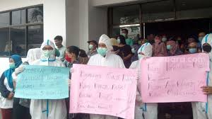 Sebuah jembatan kereta api (ka) di desa tonjong, brebes, jateng putus tergerus banjir, senin (11/1) malam. Tuntut Gaji Segera Dibayar Nakes Rsu Permata Bunda Gelar Aksi Protes Suara Sumut