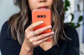 Samsung Galaxy S10E review: short, not ...