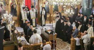 Συγκινητικά ήταν τα όσα έγιναν σε μια κηδεία στις ράχες φθιώτιδας, όπου ο σκύλος του θανόντος πήδηξε μέσα στη νεκροφόρα, ενώ την ώρα της λειτουργίας στεκόταν έξω από την πόρτα του ναού! Khdeia Archives Fonografos Net