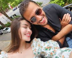 الروايات والقصص الأدبية التنمية البشرية وتطوير الذات الديانة الإسلامية التاريخ الفقه الإسلامي علم الفلسفة والمنطق الثقافة العامة الأدب. Ø·Ù„ÙŠÙ‚ Ø±ÙˆØ§Ù† Ø¨Ù† Ø­Ø³ÙŠÙ† ÙŠØ³ØªØ¹ÙŠÙ† Ø¨Ø£ØºÙ†ÙŠØ© Ù„Ø´ÙŠØ±ÙŠÙ† Ø¹Ø¨Ø¯Ø§Ù„ÙˆÙ‡Ø§Ø¨ Ø§Ù„Ù†Ù‡Ø§Ø±