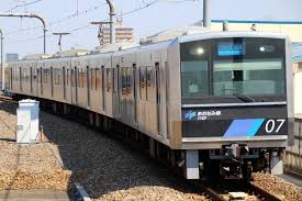 2017年3月26日より 名古屋臨海高速鉄道では名古屋 金城ふ頭間の途中駅を一切停車しないノンストップ 列車の運行が開始されました 2017年4月1日に開業した レゴランド ジャパン へのアクセス向上のためで ノンストップ列車の所要時間は 普通列車と比べて最大7分程度