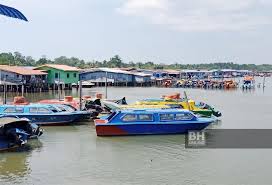Terdapat perkhidmatan feri setiap hari dari daratan (kampung menumbok) ke pulau labuan. Terminal Feri Dan Jeti Penumpang Menumbok Sunyi