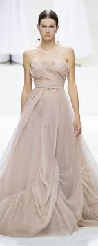 Fedeli allo spirito haute couture della maison, questi must del guardaroba femminile celebrano la passione virtuosa dello stilista. Abiti Da Sposa Dior 2019 84f0aa
