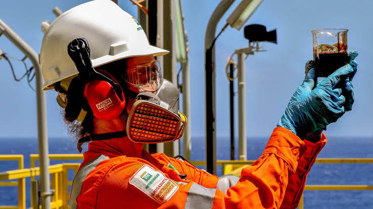 Petróleo em Alta: Tensão no Oriente Médio Impulsiona Preços