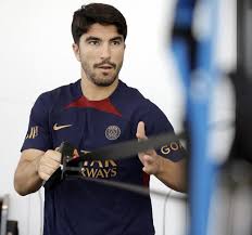 Galatasaray_FR_] “The midfielder in Paris that Galatasaray will look for  would be Carlos Soler! Ndombélé has failed his medical examination which is  why the leaders would have turned to the Spanish international.” :
