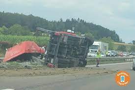 Un poids lourd a traversé l'autoroute et sa remorque s'est retournée. Un Conducteur Perd La Vie Sur L A6 Rjb Votre Radio Regionale