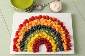 Voici Une Maniere Simple Et Amusante De Servir La Salade De Fruits Rainbow Fruit Fruit Dishes Fruit Salad