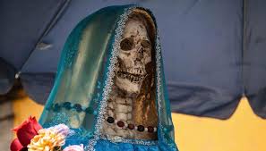 Conjureman ali provides practical steps on how to establish a relationship with this powerful spirit, and how to properly work with her while respecting her cultural background. Santa Muerte The Miraculous Pagan Divinity Who Doesn T Snub Anyone Al Dia News