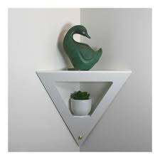 Un coin peut etre un des espaces les plus difficiles a decorer mais changez le style et lespace de rangement de votre espace dun seul coup etagere murale coin bois etagere murale en bois. Etagere Murale D Angle Une Etagere De Coin Design Et Moderne En Acier
