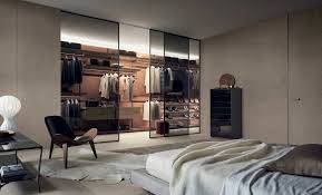 La cabina armadio può trovarsi sia dietro al letto, che di fianco, oppure in uno spazio dalla parte opposta rispetto al letto, che mantiene il suo ruolo centrale nell'ambiente, ma che che grazie alla camera armadio non è più l'unico fuoco della camera da letto, che acquisisce così maggiore ampiezza e un ulteriore spazio funzionale, pratico e di grande accessibilità. Le Cabine Armadio Oggi Sono Vere E Proprie Architetture Che Creano Passaggi All Interno Della Tua Casa Genesin