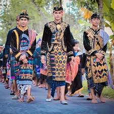 Pakaian ini biasanya di pakai hanya pada saat acara tertentu misalnya seperti. Baju Adat Suku Sasak Lambang Kasih Sayang Tak Lekang Oleh Zaman