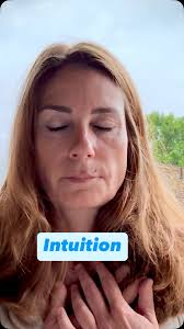 INTUITION, “Ich habe alles analysiert. Trotzdem war ich müde, gereizt,  unruhig.”, Das sagen viele meiner Klient:innen. Und dann kommt dieser eine  Moment:, „Mein Körper hat es mir die ganze Zeit ...