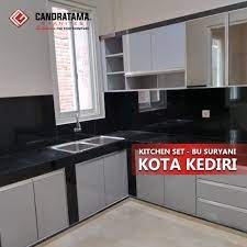 Model terbaru minimalis kombinasi warna putih dan hitam kitchen set bagian atas 3 pintu dengan rak bumbu multifungsi, bisa juga digunakan sebagai rak bufet ruang tamu,kamar tidur,dll ukuran (w x d x h) : Kitchen Set Kota Kupang Dengan Nuansa Simple