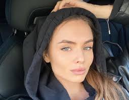 В качестве жениха, на шоу «холостяк», что является русской адаптации американского the bachelor, побывало уже много знаменитостей, среди них были футболист евгений левченко, бизнесмен максим чернявский, комик тимур батрутдинов. Timati Vygnal Iz Shou Holostyak Daryu Pogadaevu