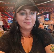 Hi! I'm new to this group. I recently joined because I buy and sell vintage  and antique items but have never really dealt with pottery or glassware  before.. glassware is usually easy