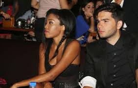 Το δημόσιο ξέσπασμα του για τις αντιδράσεις και τα αρνητικά σχόλια που έχει το νέο του τραγούδι. Melisses Kryfos Gamos Gia Ton Xrhsto Mastora Video Mononews