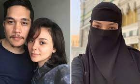 Pengacara dan pelakon, nabil mahir, 31, menyifatkan hubungannya dengan ayda jebat tidak lebih daripada kawan biasa. Sarah Hildebrand Kecewa Netizen Bandingkan Dirinya Dengan Neelofa Mykmu Net