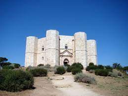 Il castello venne costruito in un punto dove, durante il solstizio e l'equinozio, le ombre delle pareti si distendono in una precisa direzione. Das Phanomen Castel Del Monte Apuliaslowtravel