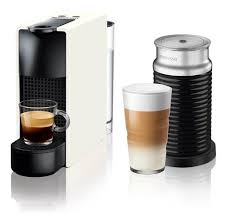 El diseño compacto ganador del premio red dot encaja en cualquier cocina urbana sin ocupar demasiado espacio. Nespresso Anuncios Julio Clasf