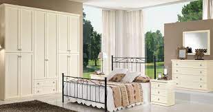 Dai modelli dalle linee morbide e romantiche a camere con arredi in stile classico e. Camere Da Letto Classiche Mondo Convenienza