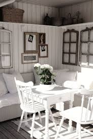 Alte Fenster Dekoration Vintage Weiss Holz Sitzecke Kissen Wanddeko Stuehle Wandvrkleidung Alte Fenster Fenster Dekor Landhaus Dekor