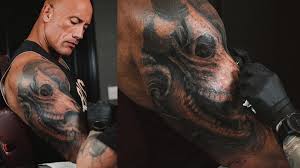 Neste sábado (31), o atleta chegou na terceira colocação na final dos 50m livre e ficou com a medalha de bronze. The Rock Enfrenta Processo De 30 Horas Para Aprimorar Tatuagem Favorita No Biceps 4pop